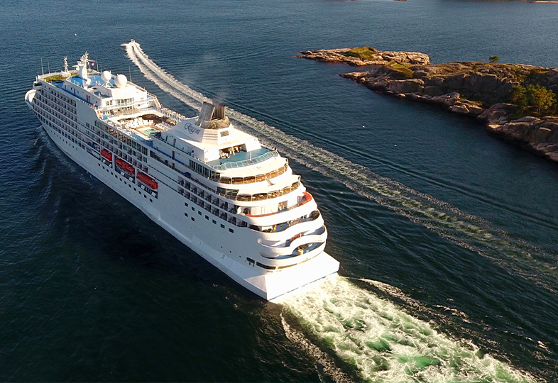 Seven Seas Navigator at sea