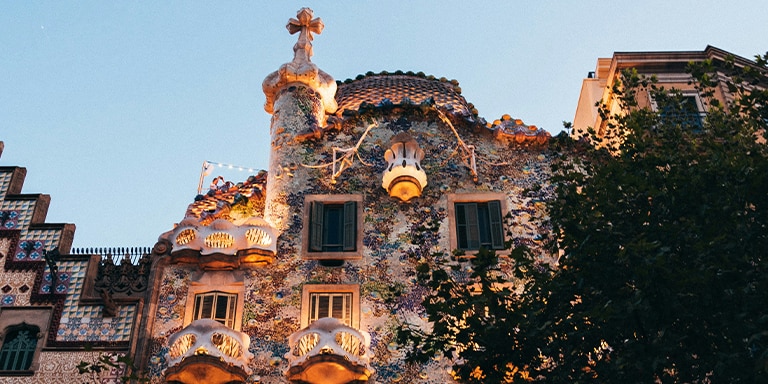 BARCELONA´S QUIRKIEST NEIGHBORHOOD BY NIGHT